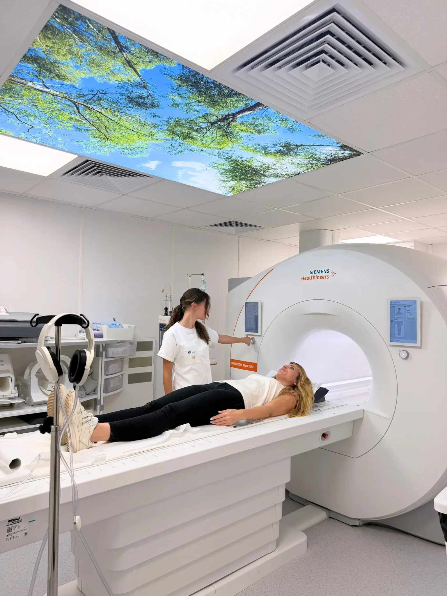 Patiente allongée sur la table d’une IRM Siemens à l’Imagerie du Parc à Toulon.